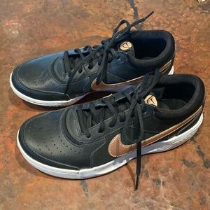 NikeCourt Zoom Lite 3 tennis shoes in the Black/Metallic Red Bronze. 8